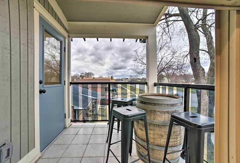 Sunny Clawson Home W/ Yard   Walk To Main St!