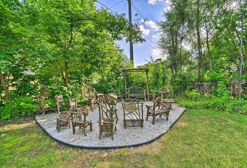 Sunny Clawson Home W/ Yard   Walk To Main St!