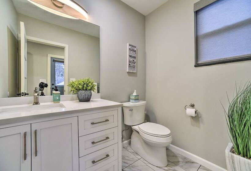 Sunny Clawson Home W/ Yard   Walk To Main St!