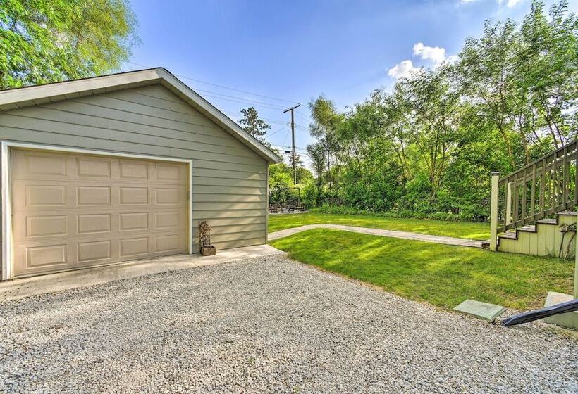 Sunny Clawson Home W/ Yard   Walk To Main St!