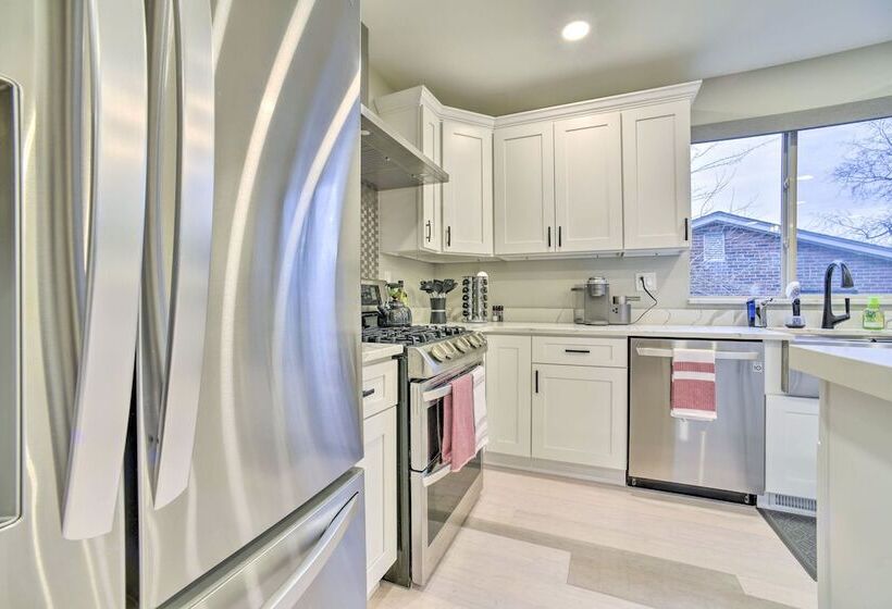 Sunny Clawson Home W/ Yard   Walk To Main St!