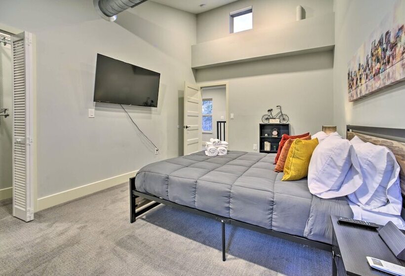 Sunny Clawson Home W/ Yard   Walk To Main St!