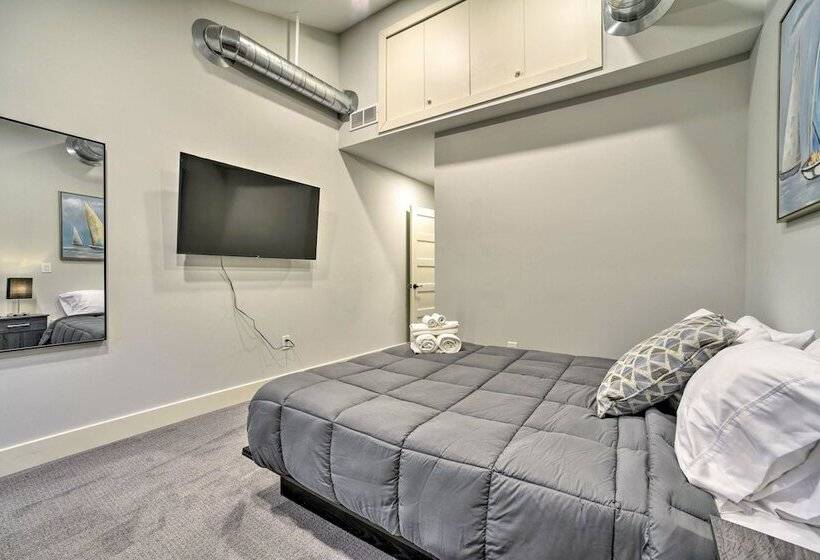 Sunny Clawson Home W/ Yard   Walk To Main St!