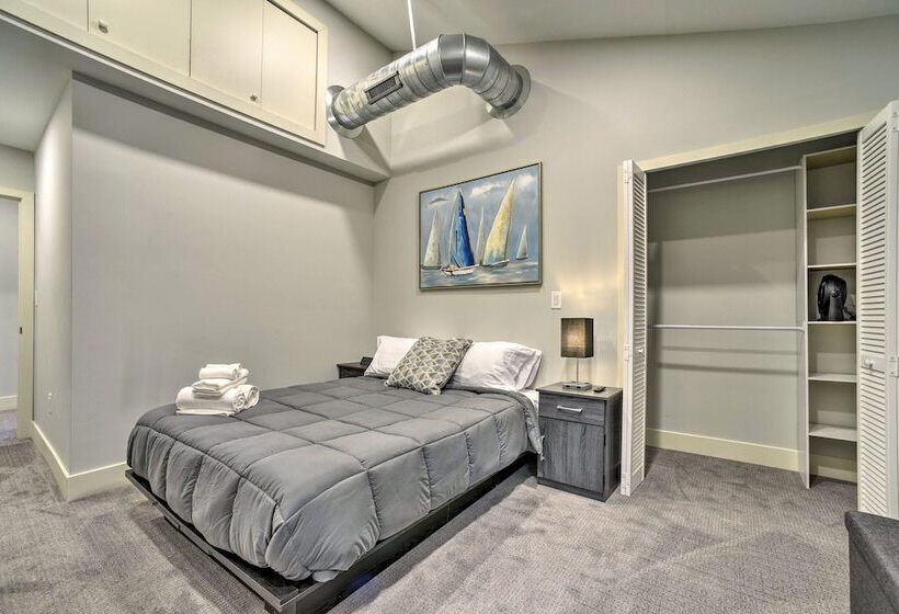 Sunny Clawson Home W/ Yard   Walk To Main St!