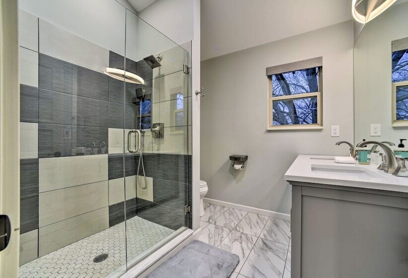 Sunny Clawson Home W/ Yard   Walk To Main St!