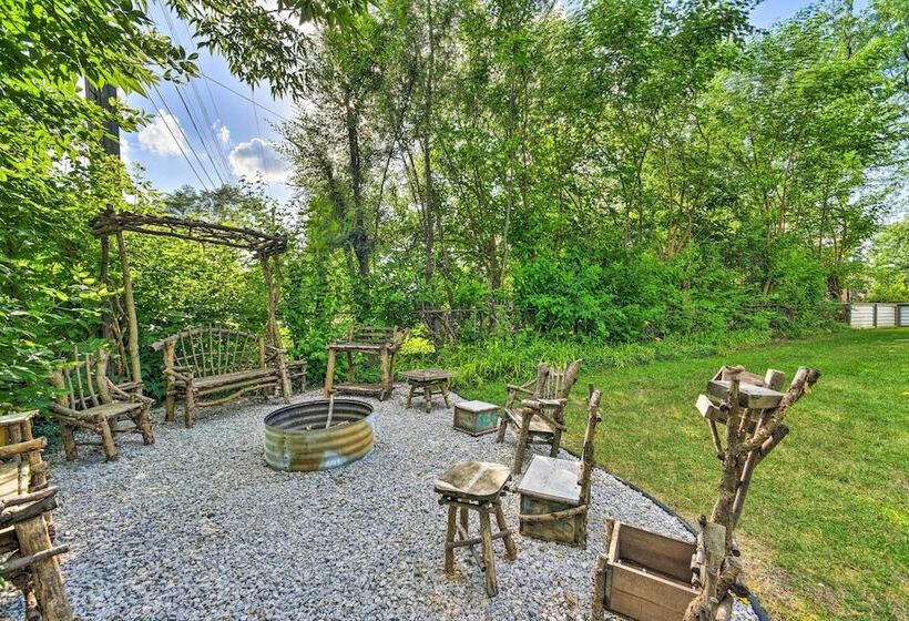 Sunny Clawson Home W/ Yard   Walk To Main St!