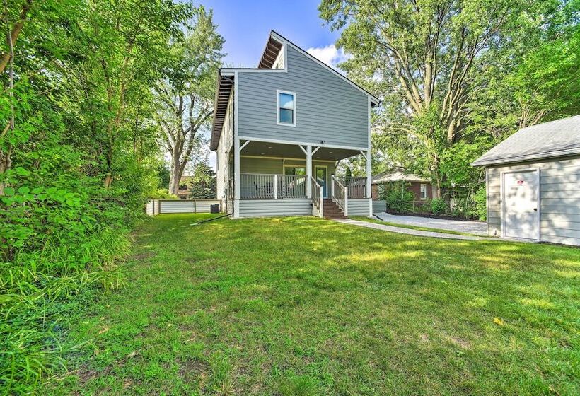 Sunny Clawson Home W/ Yard   Walk To Main St!