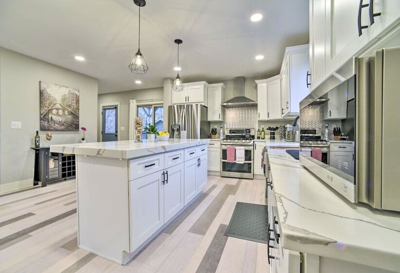 Sunny Clawson Home W/ Yard   Walk To Main St!