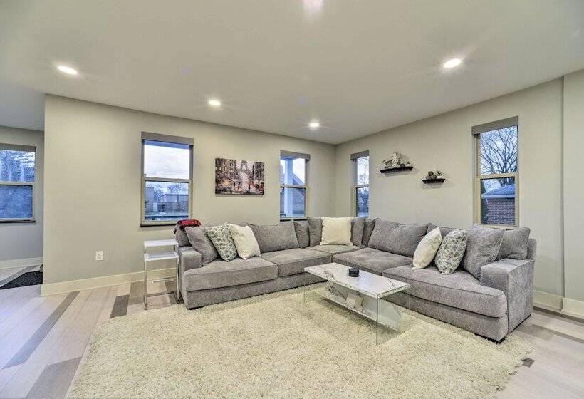 Sunny Clawson Home W/ Yard   Walk To Main St!