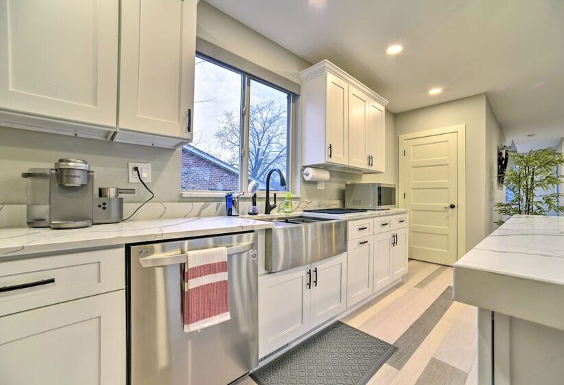 Sunny Clawson Home W/ Yard   Walk To Main St!