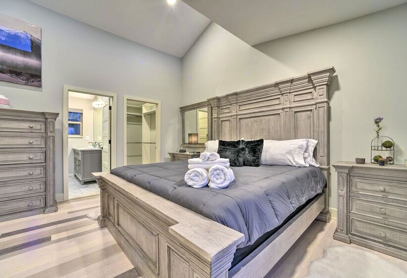 Sunny Clawson Home W/ Yard   Walk To Main St!