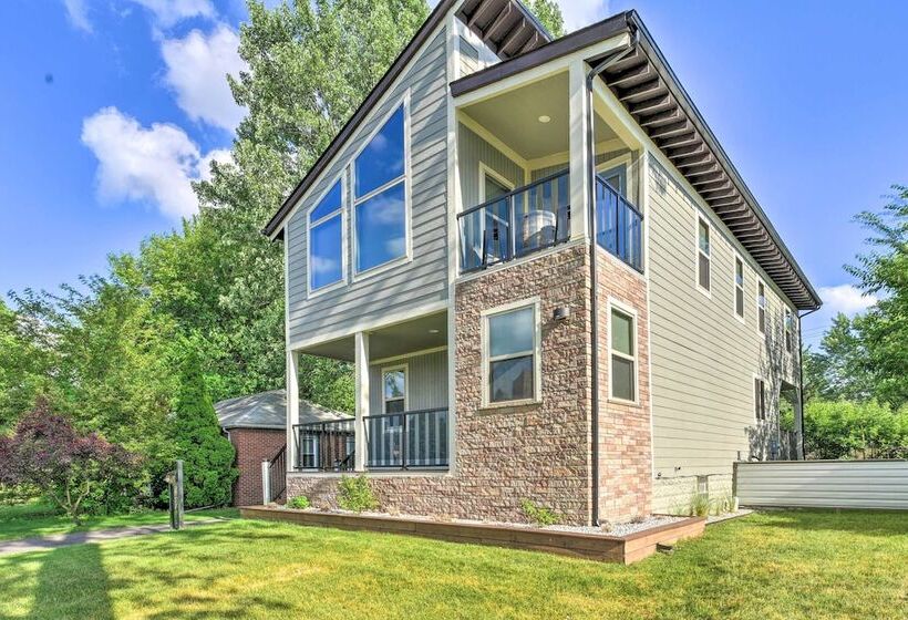 Sunny Clawson Home W/ Yard   Walk To Main St!