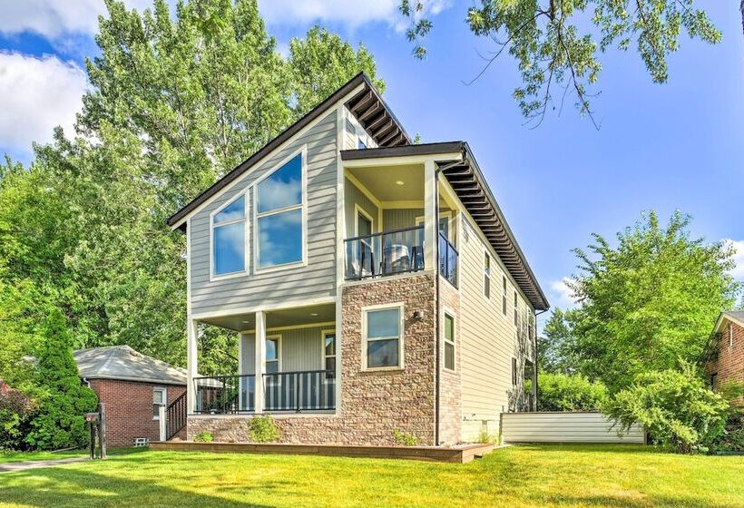 Sunny Clawson Home W/ Yard   Walk To Main St!