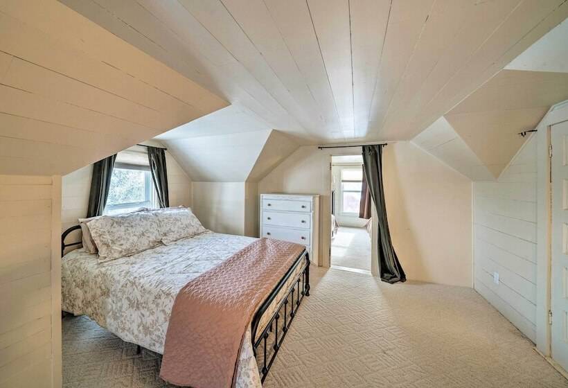 The Farmstead  On 10 Acres W/ Mountain Views!