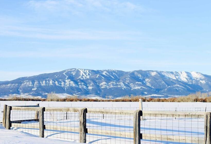 The Farmstead  On 10 Acres W/ Mountain Views!