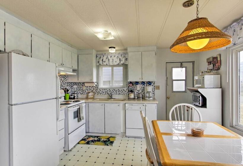 The Little Orca S   Short Walk To The Beach!