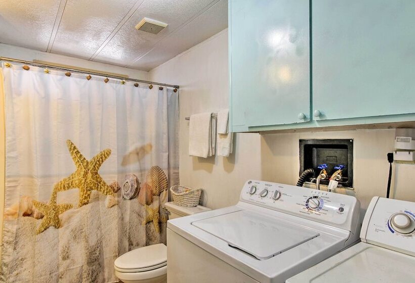 The Little Orca S   Short Walk To The Beach!