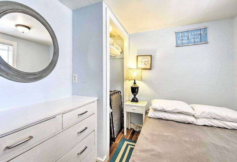 The Starfish  Hampton Cottage: Walk To Beach!