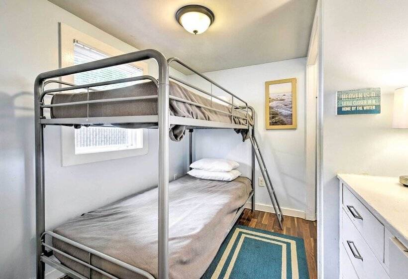 The Starfish  Hampton Cottage: Walk To Beach!