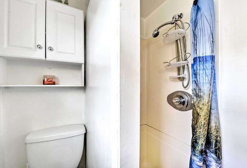 The Starfish  Hampton Cottage: Walk To Beach!