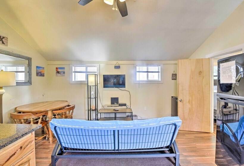 The Starfish  Hampton Cottage: Walk To Beach!