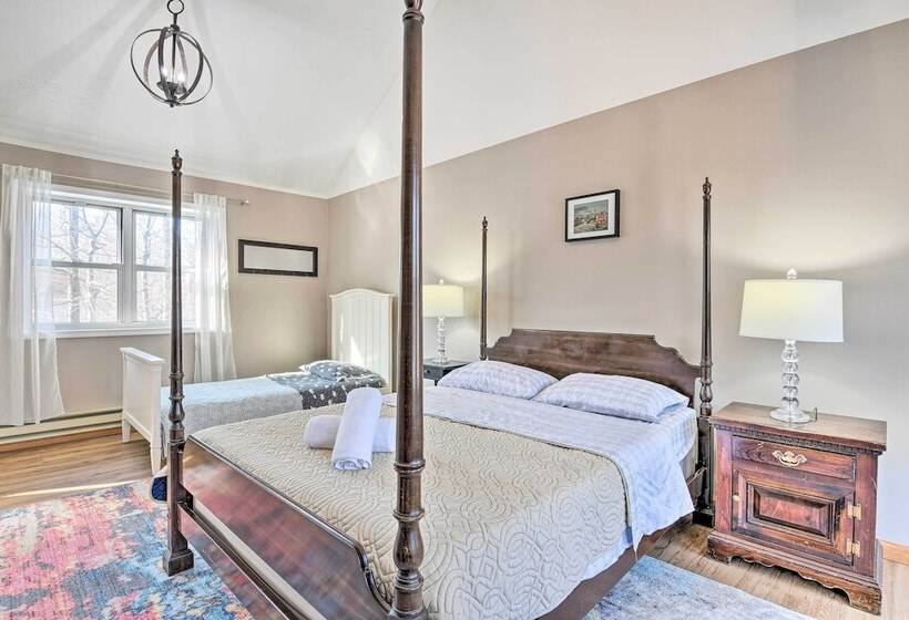 Updated Tobyhanna Home: Family & Pet Friendly