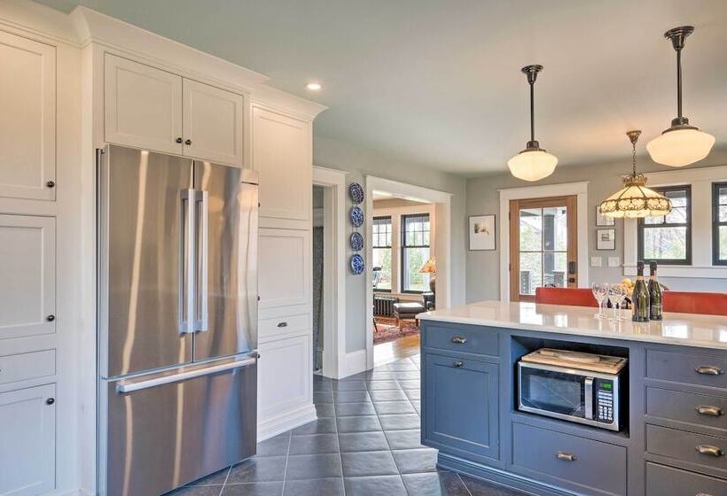 Upscale Arts + Crafts Bungalow W/ Yard, Pool!