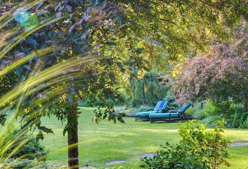 Upscale Arts + Crafts Bungalow W/ Yard, Pool!