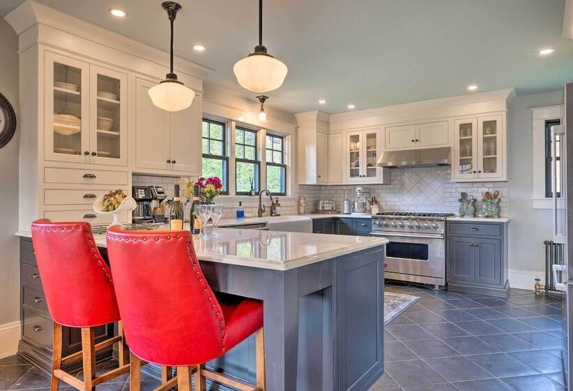 Upscale Arts + Crafts Bungalow W/ Yard, Pool!