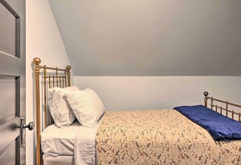 Upscale Arts + Crafts Bungalow W/ Yard, Pool!