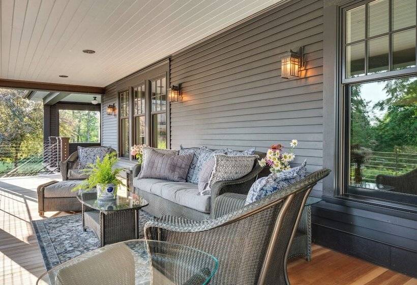 Upscale Arts + Crafts Bungalow W/ Yard, Pool!