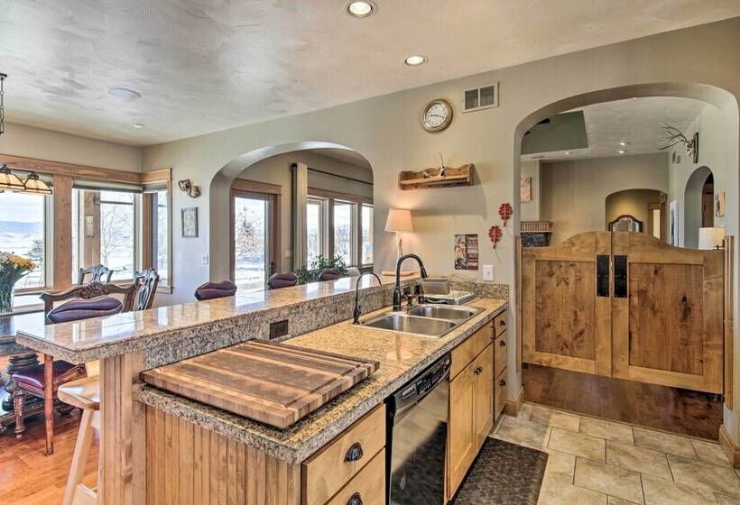 Bozeman Getaway On The Prairie W/ Patio & Grill