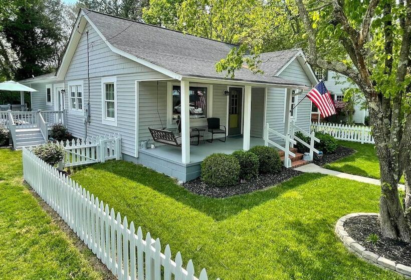 Urbanna Cottage W/ Private Yard & Water Views