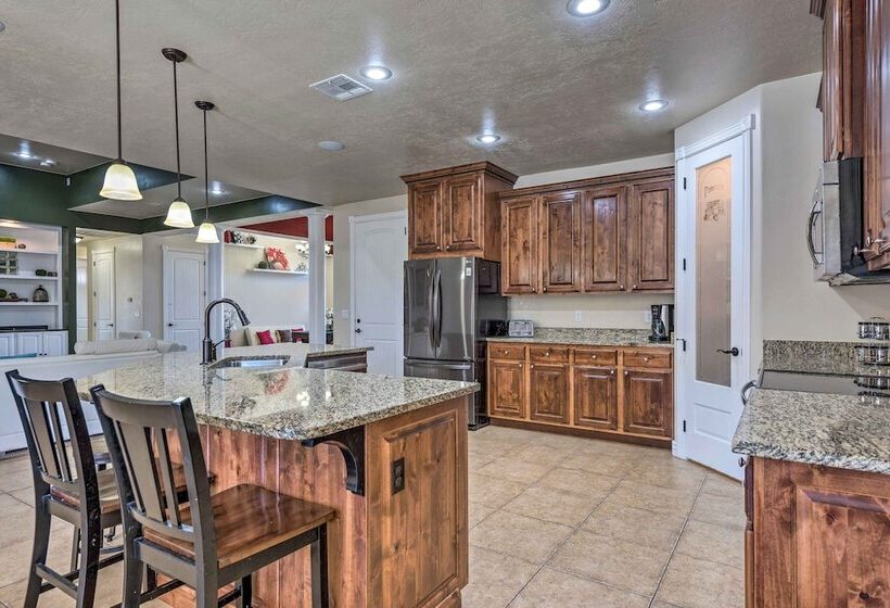 Utah Retreat W/ Heated Pool, Grill & Fire Pit!