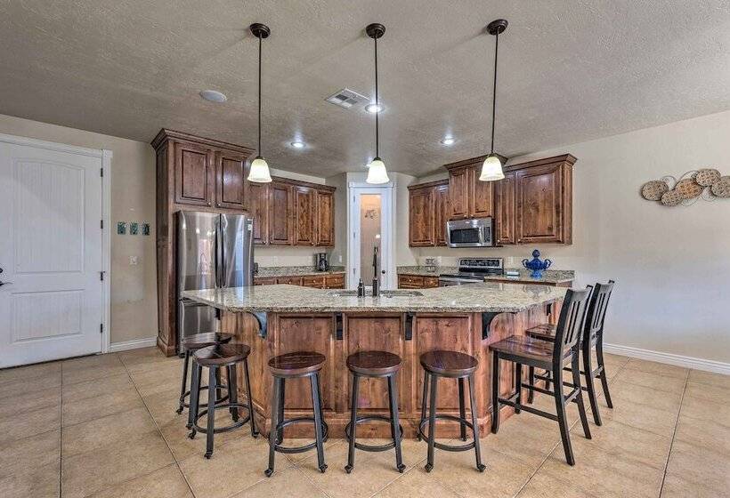 Utah Retreat W/ Heated Pool, Grill & Fire Pit!