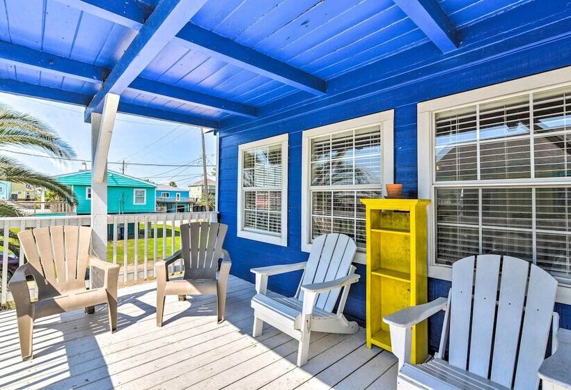 Vibrant Freeport Home W/ Patio, Walk To Beaches