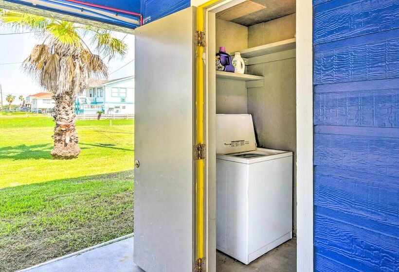 Vibrant Freeport Home W/ Patio, Walk To Beaches