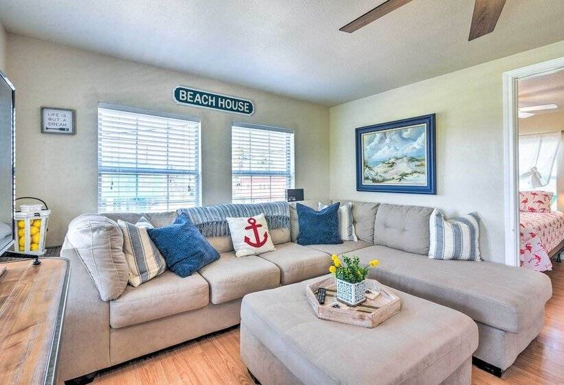 Vibrant Freeport Home W/ Patio, Walk To Beaches