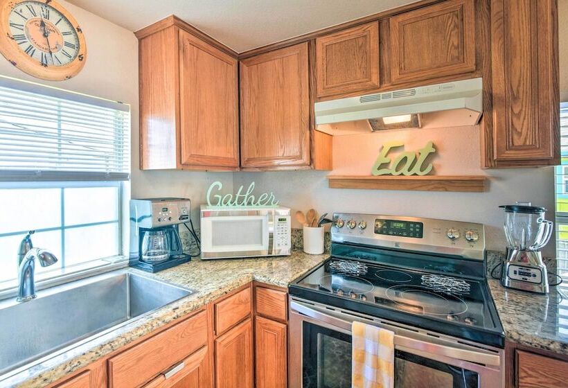 Vibrant Freeport Home W/ Patio, Walk To Beaches