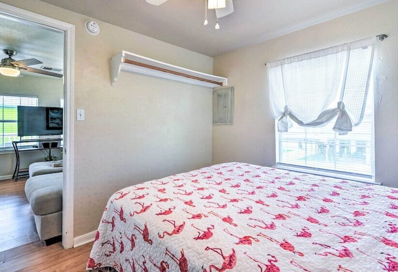 Vibrant Freeport Home W/ Patio, Walk To Beaches