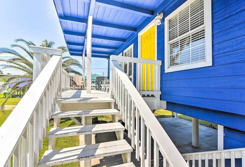 Vibrant Freeport Home W/ Patio, Walk To Beaches