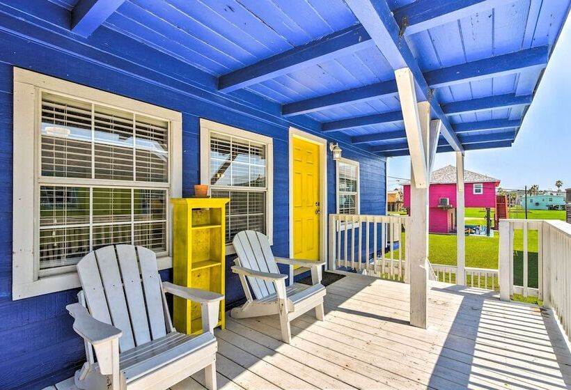 Vibrant Freeport Home W/ Patio, Walk To Beaches