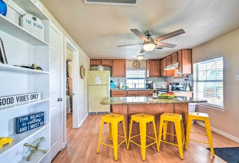 Vibrant Freeport Home W/ Patio, Walk To Beaches