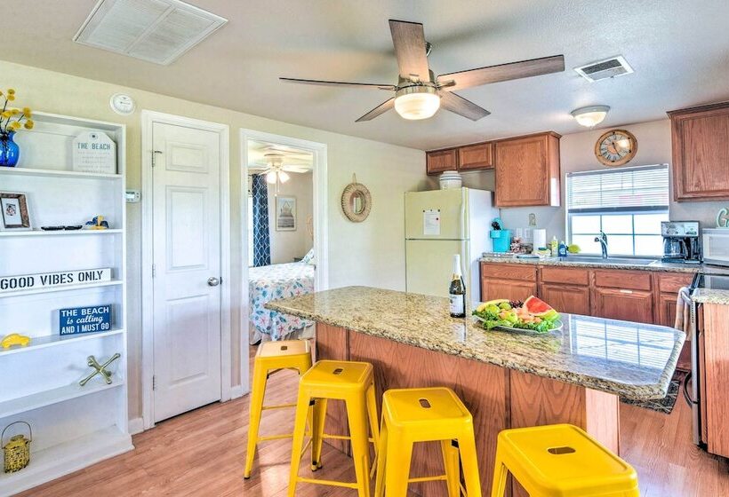 Vibrant Freeport Home W/ Patio, Walk To Beaches