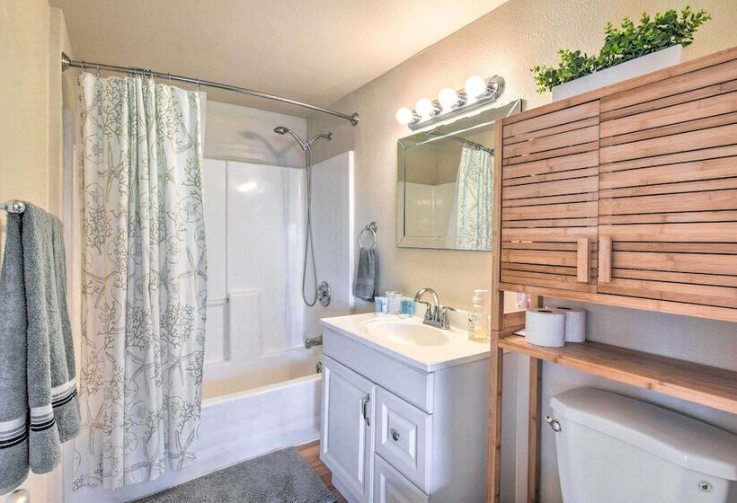 Vibrant Freeport Home W/ Patio, Walk To Beaches