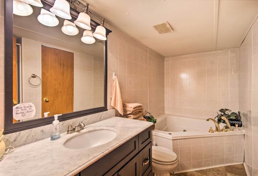 Waterfront House W/ Boat Slip On Lake Eufaula!