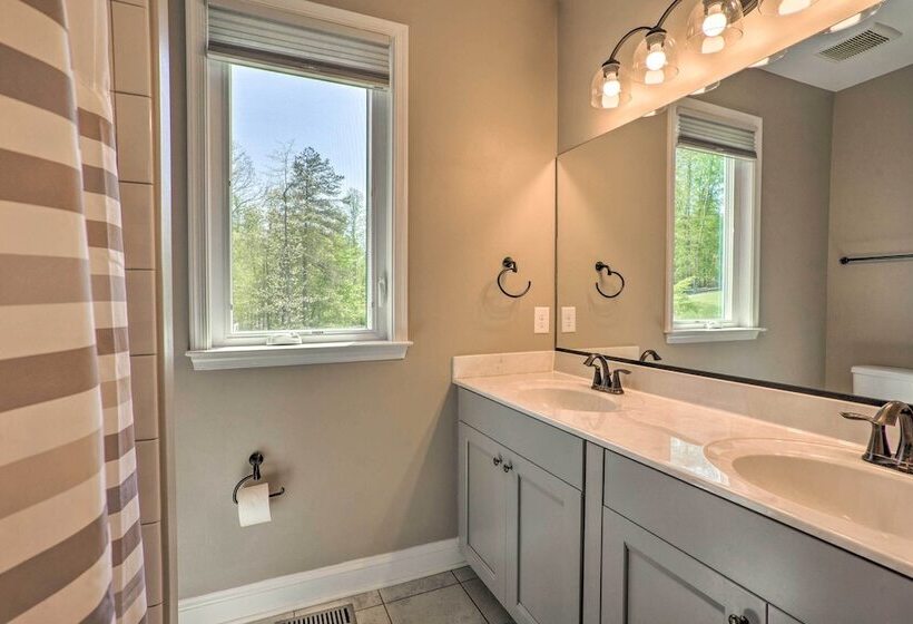 Waterfront Lake Anna Home W/ Dock, Beach & Kayaks!