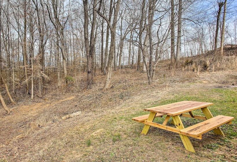 Welcoming Byrdstown Home: Walk To Main St!