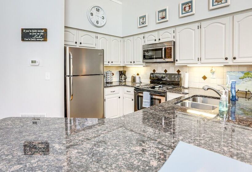 Welcoming Port Clinton Home W/ Private Deck!