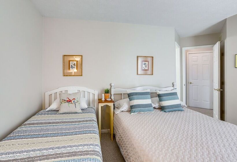 Welcoming Port Clinton Home W/ Private Deck!